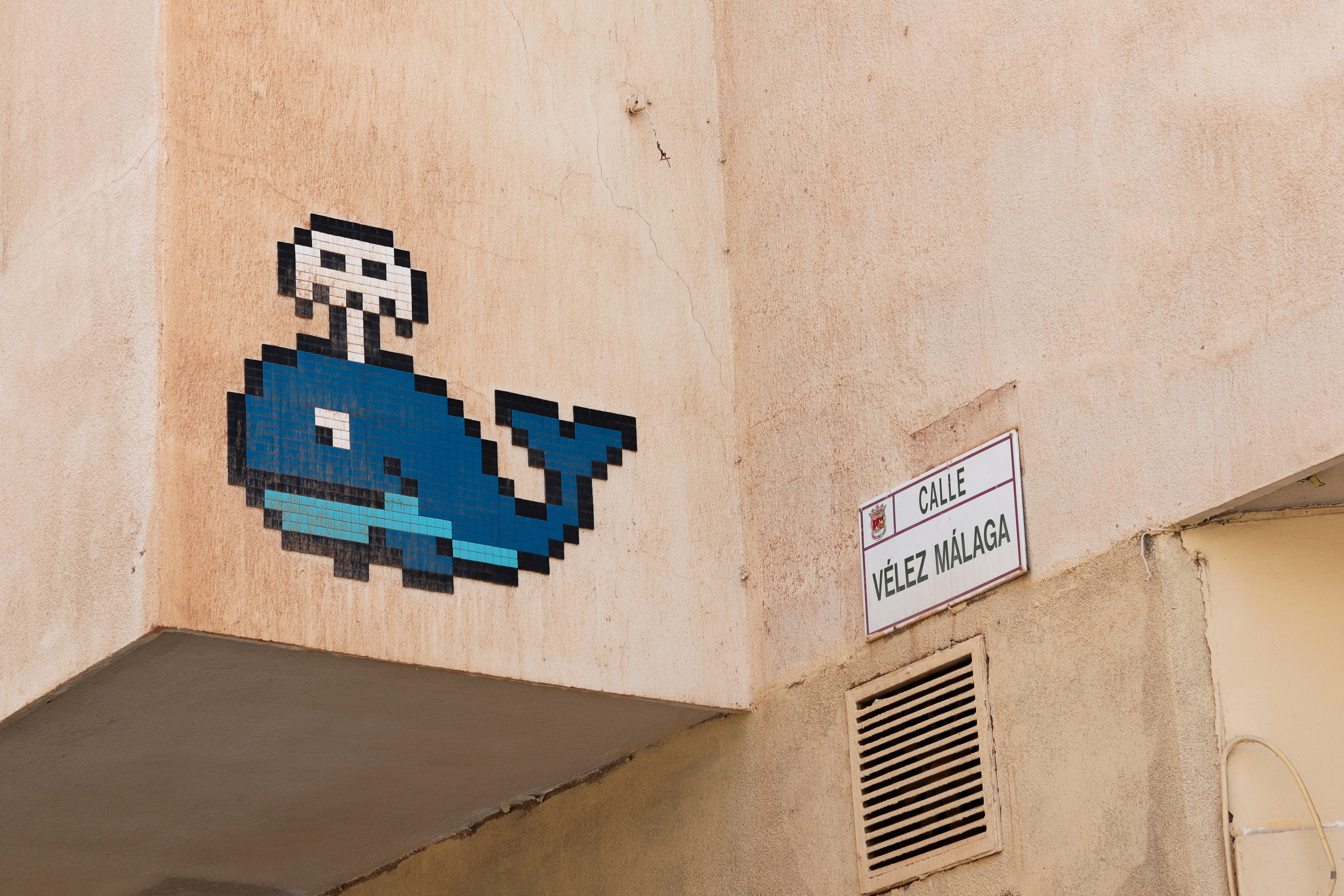 une image d’un rorqual bleu peinte sur le côté d’un bâtiment