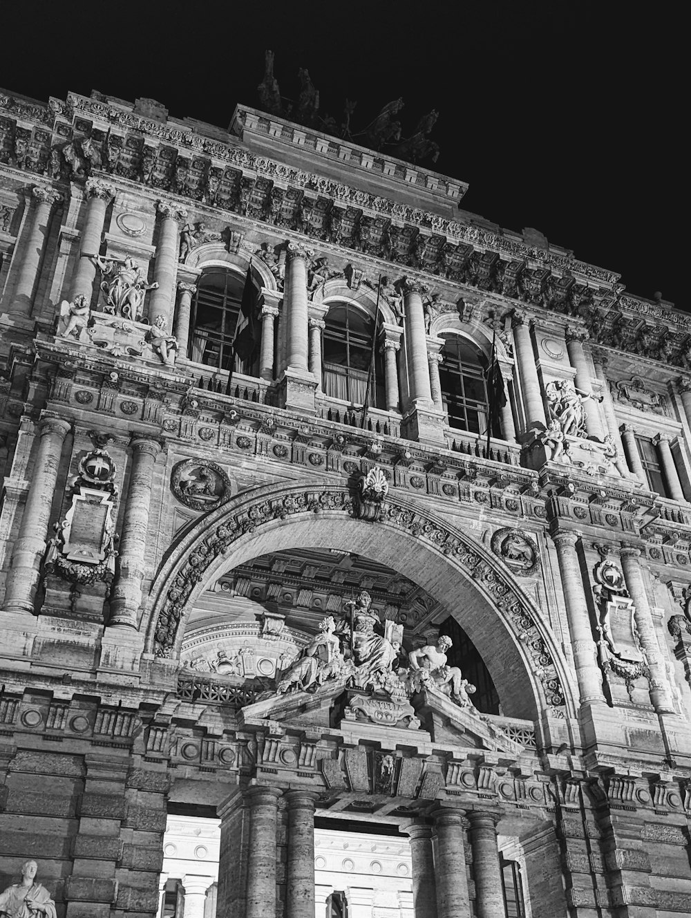 a black and white photo of a building