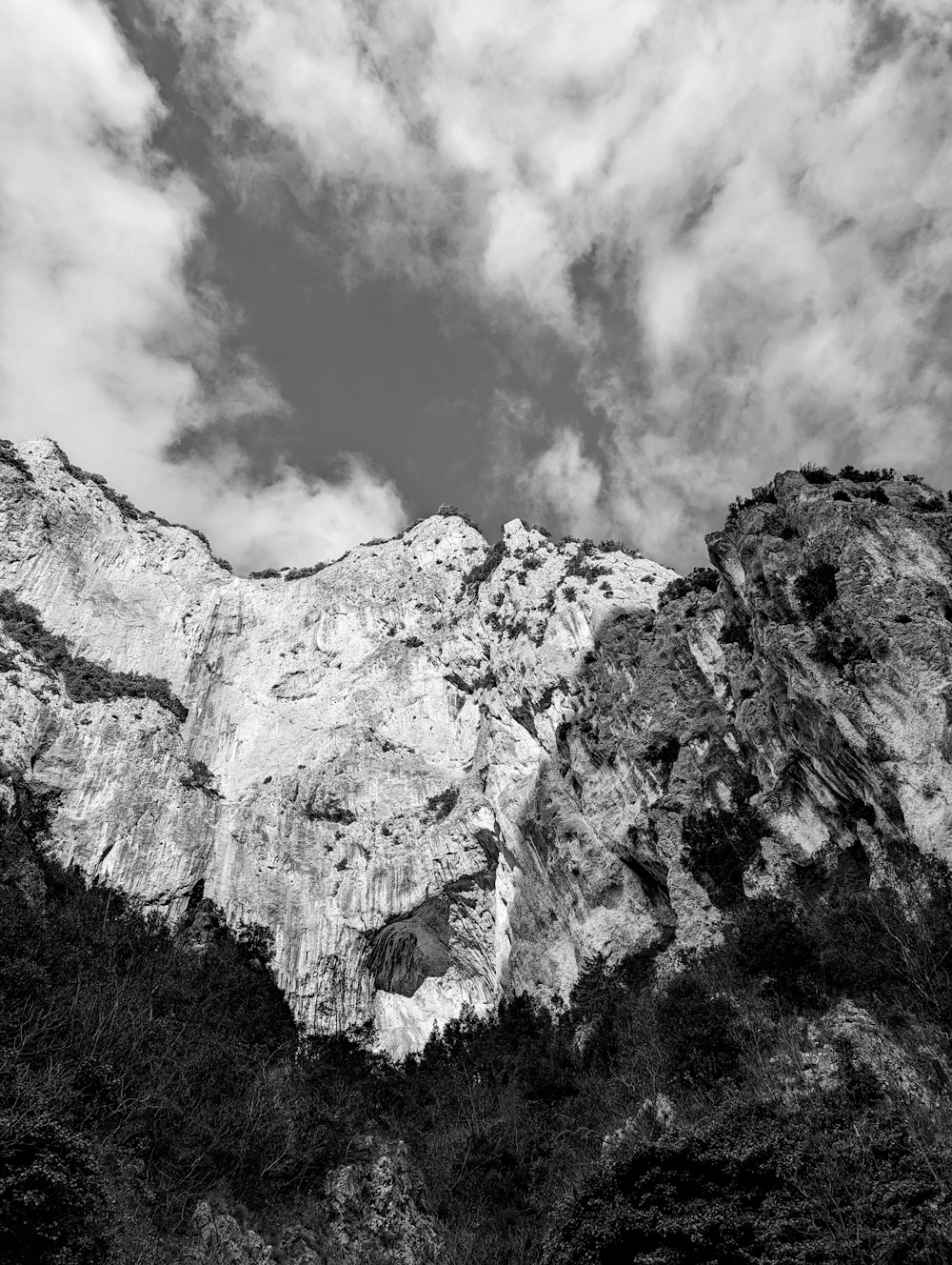 uma foto em preto e branco de uma montanha