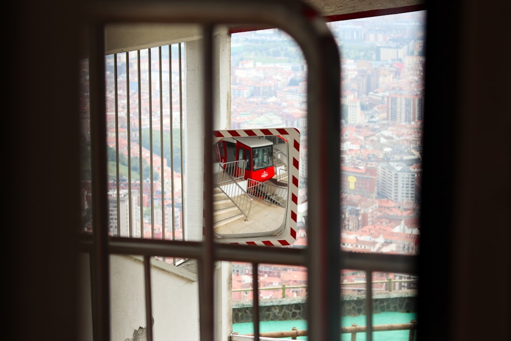 Una veduta di una città attraverso una finestra