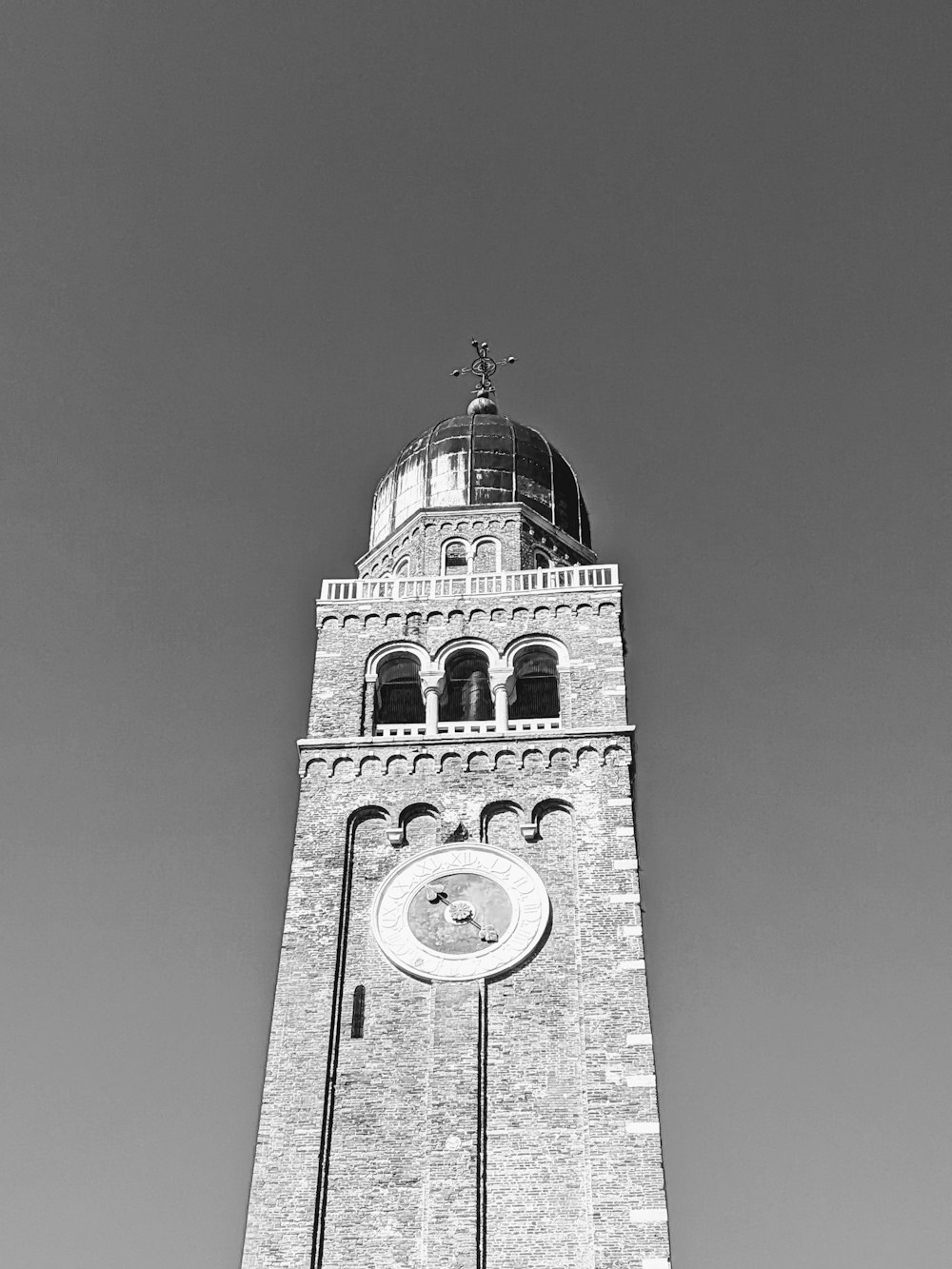 Ein Schwarz-Weiß-Foto eines Uhrenturms