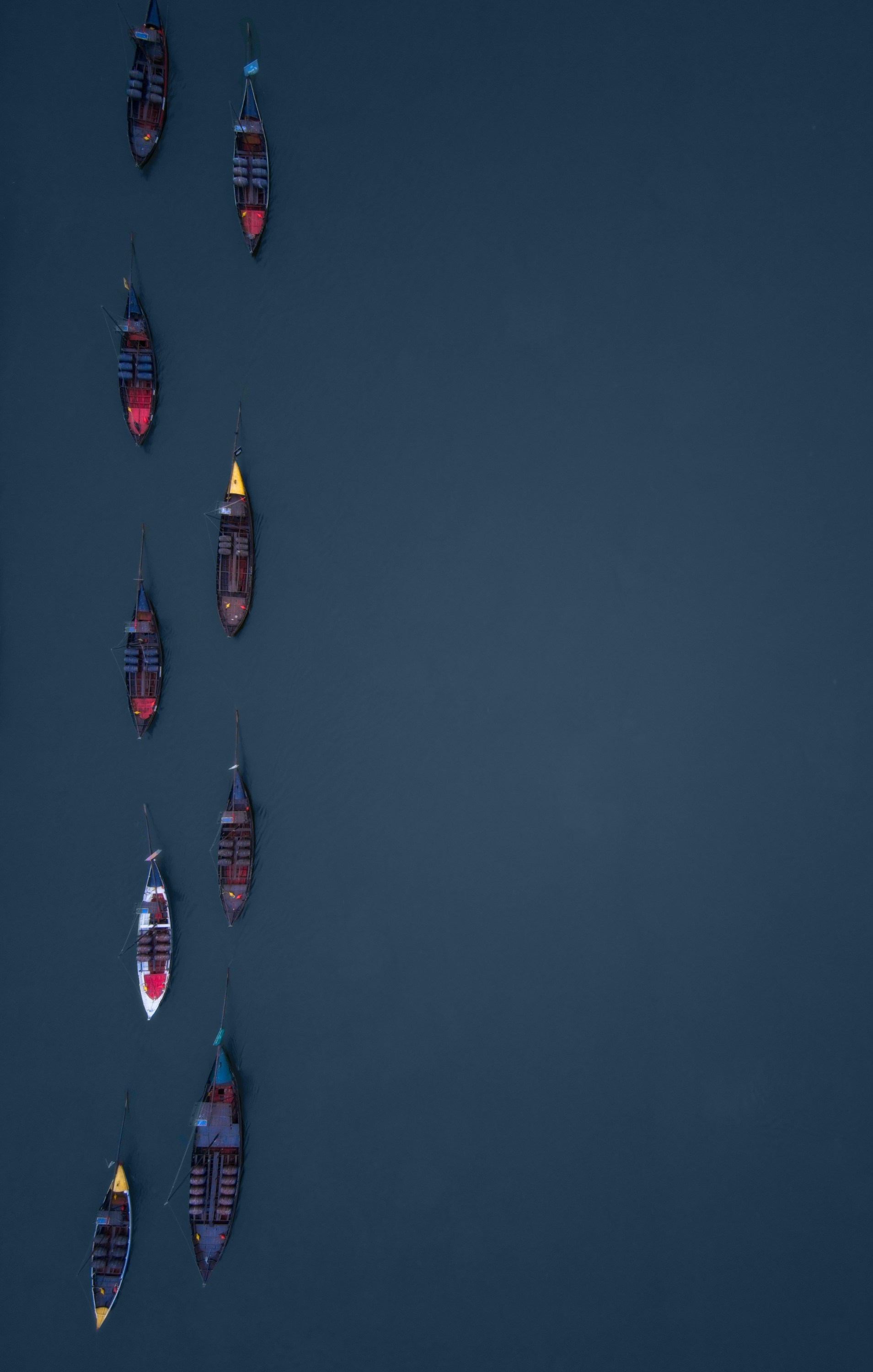 Un grupo de pequeñas embarcaciones flotando sobre un cuerpo de agua
