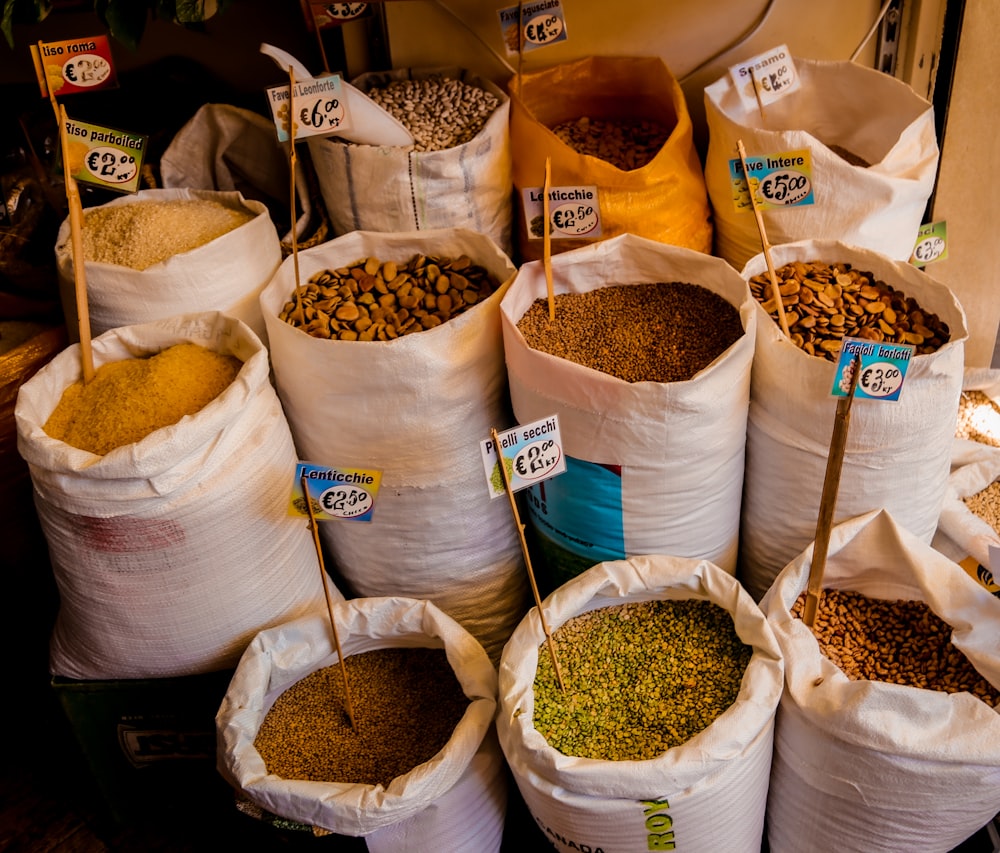 un montón de bolsas llenas de diferentes tipos de comida