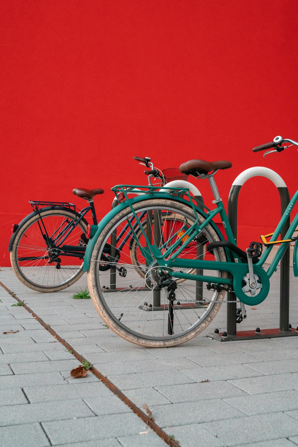 a row of bikes parked next to each other