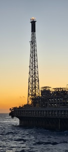 an oil rig in the middle of the ocean