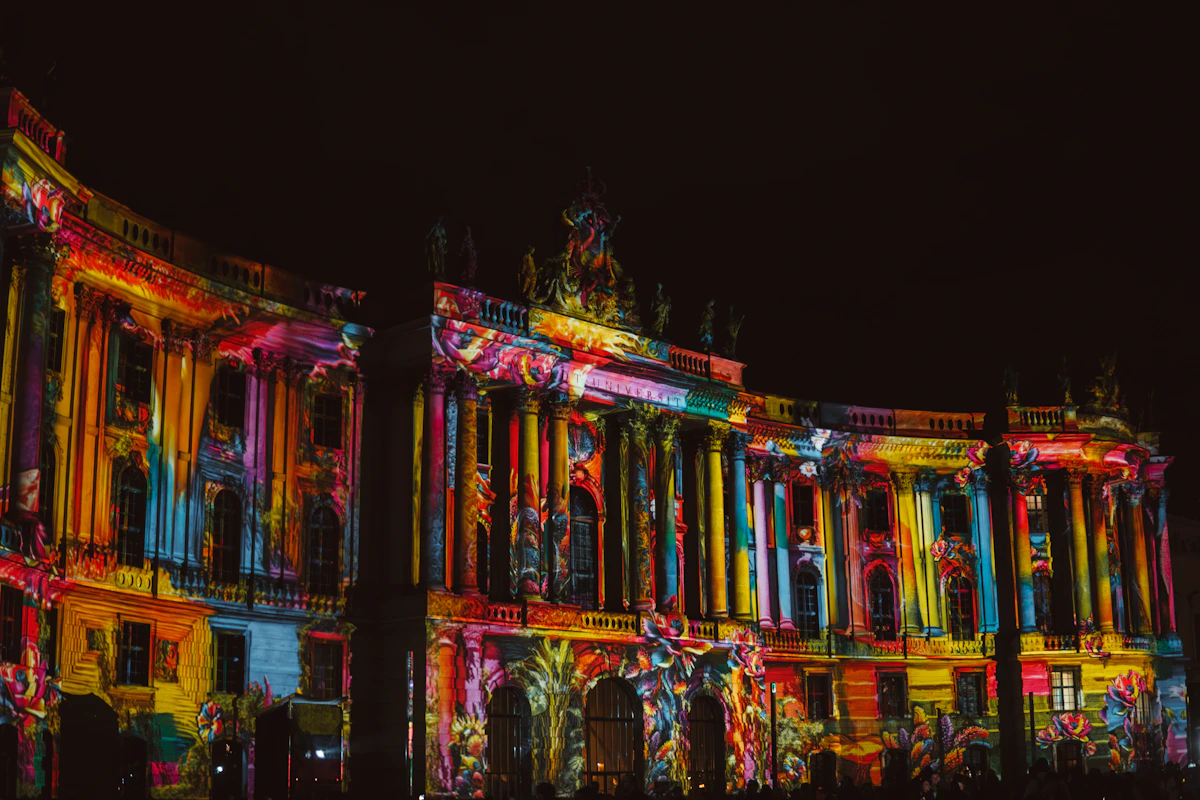 Projection mapping menerangi fasad arsitektur