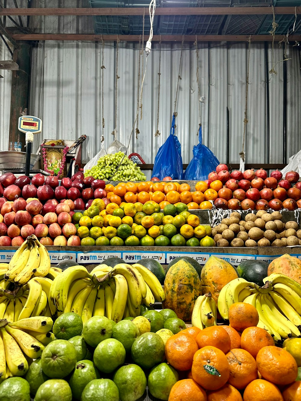 una gran exhibición de frutas y verduras en una tienda