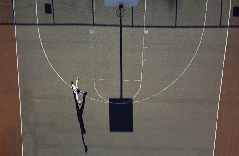 an overhead view of a basketball court with a basketball hoop