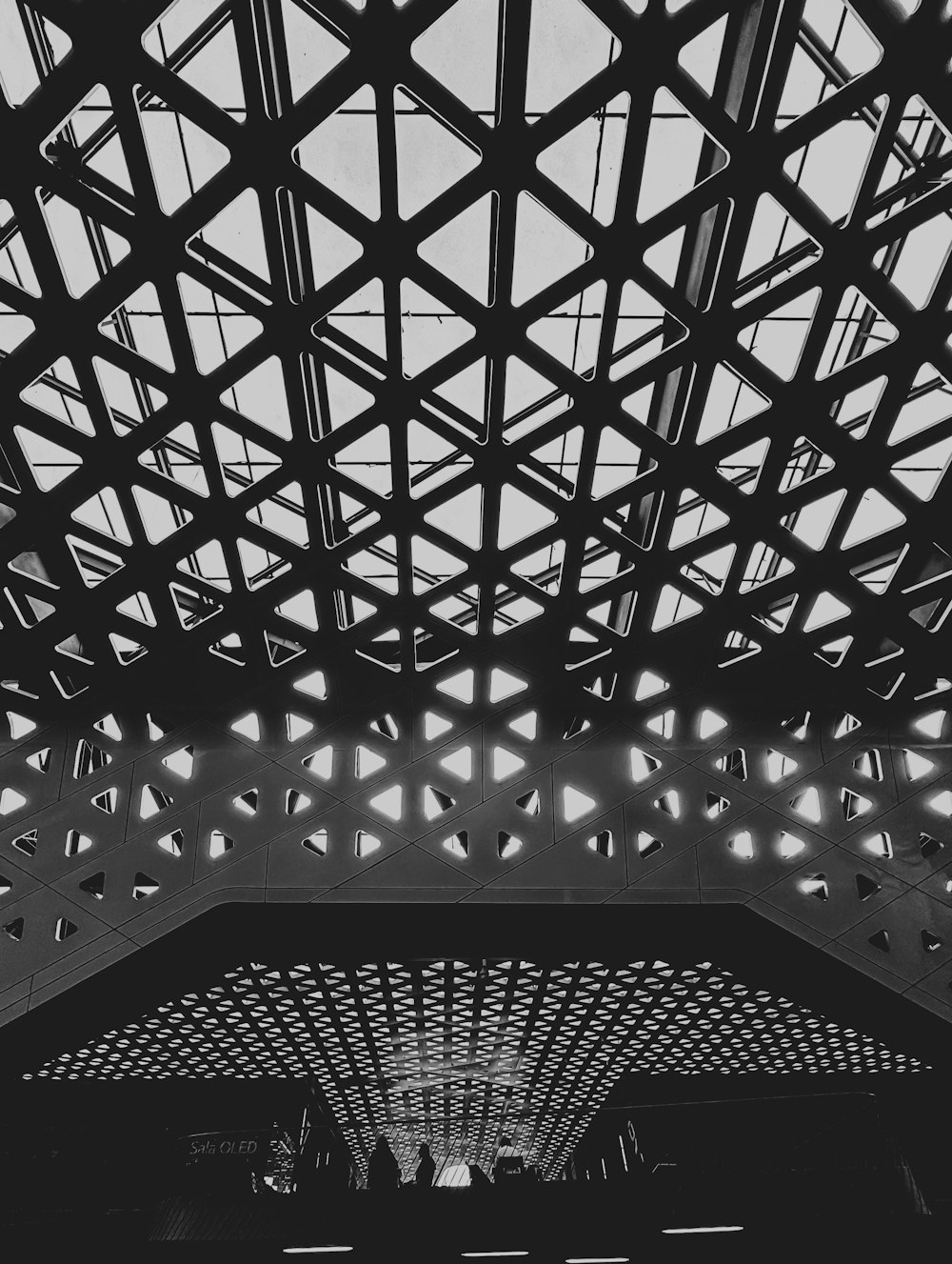 une photo en noir et blanc d’une gare