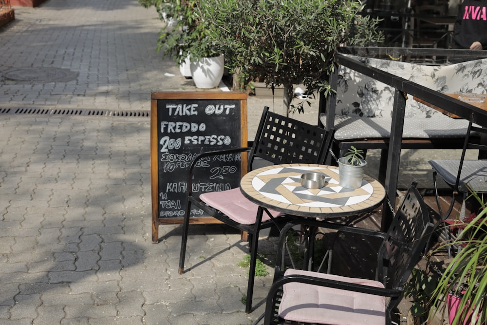 Ein Tisch und Stühle vor einem Café