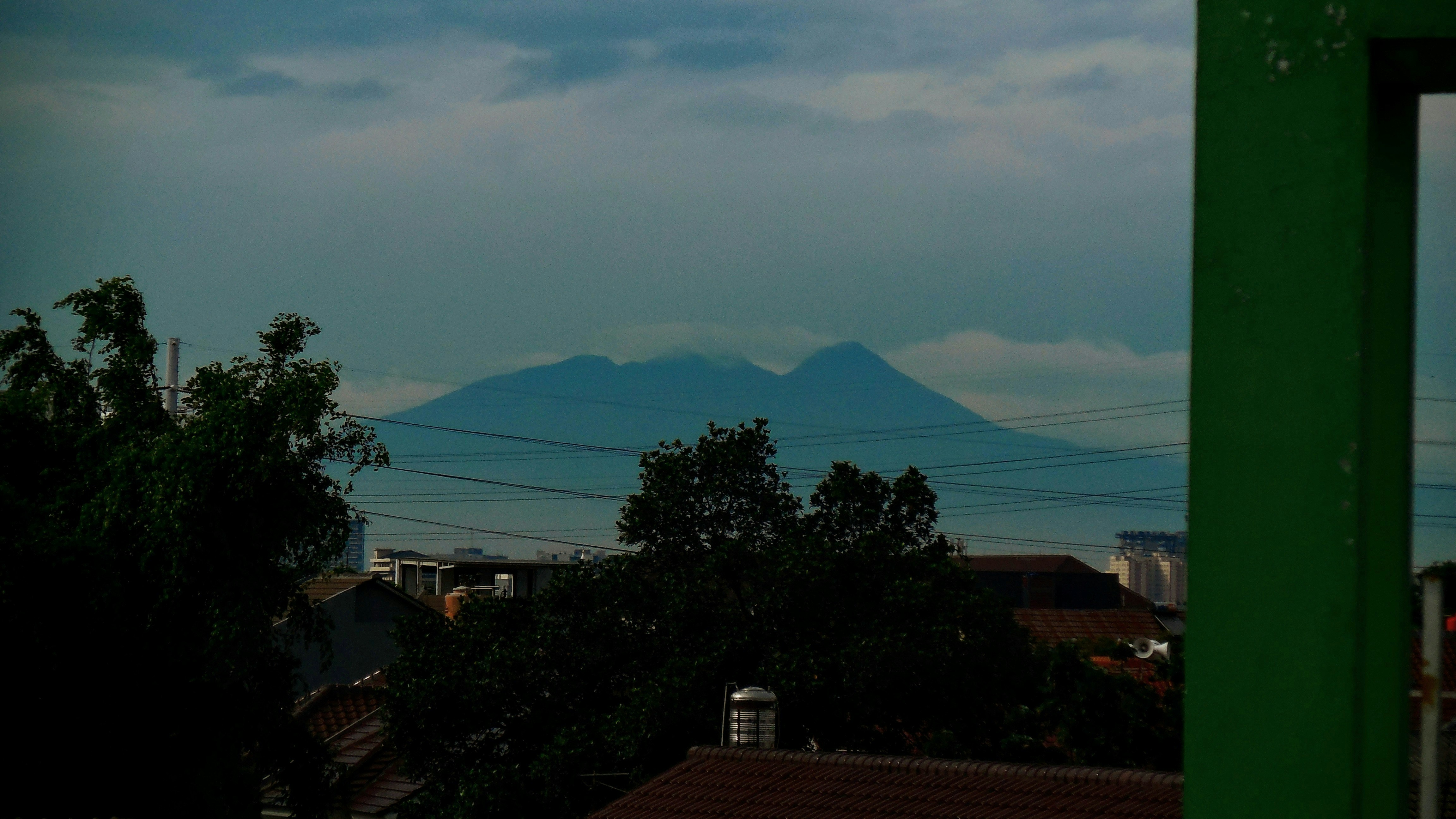 pemandangan gunung di kejauhan dari jendela