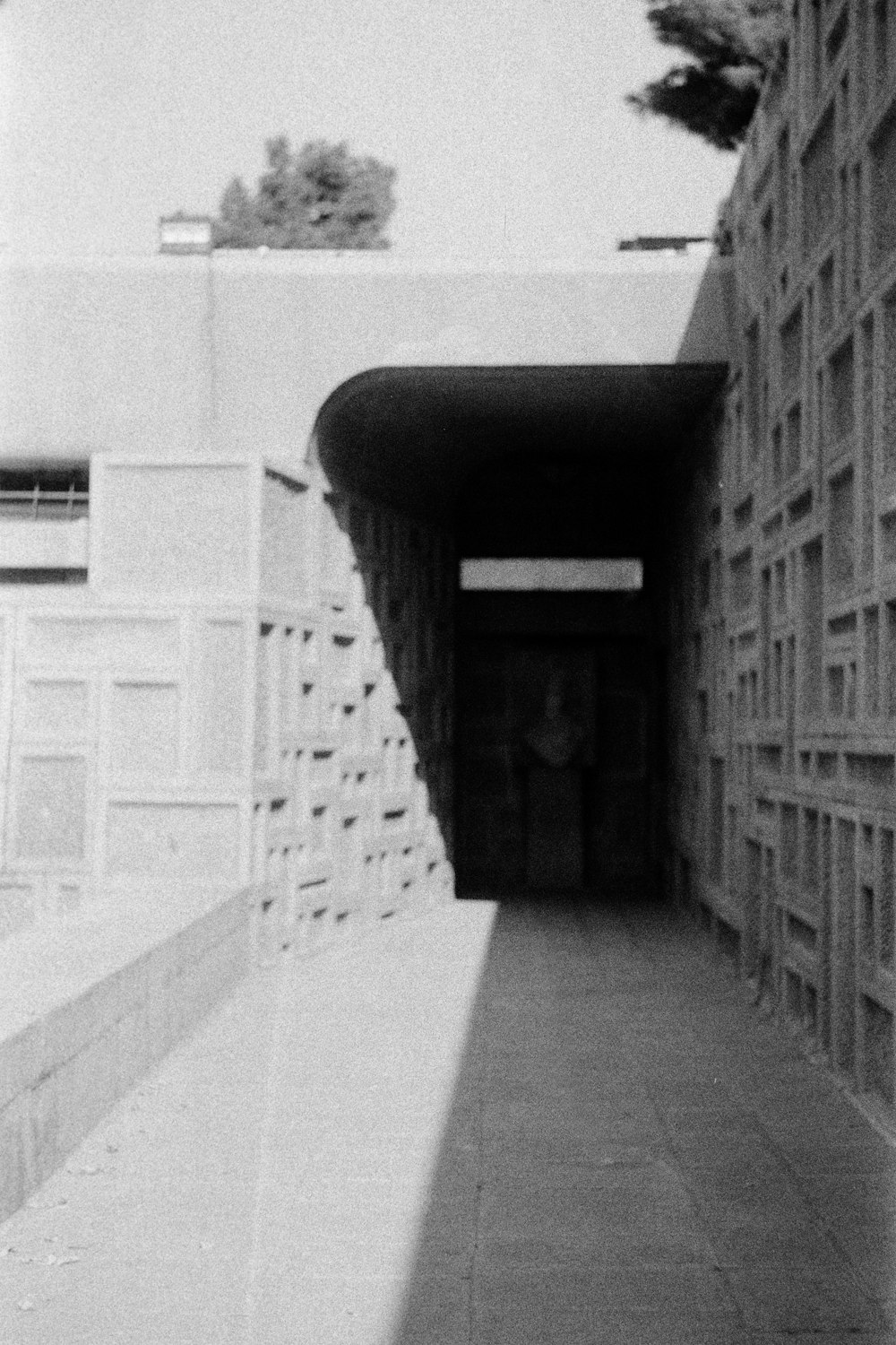 una foto in bianco e nero di un lungo corridoio
