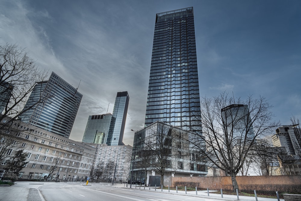 Un edificio muy alto en medio de una ciudad