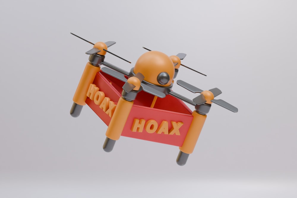 un petit avion jouet orange et gris avec des hélices