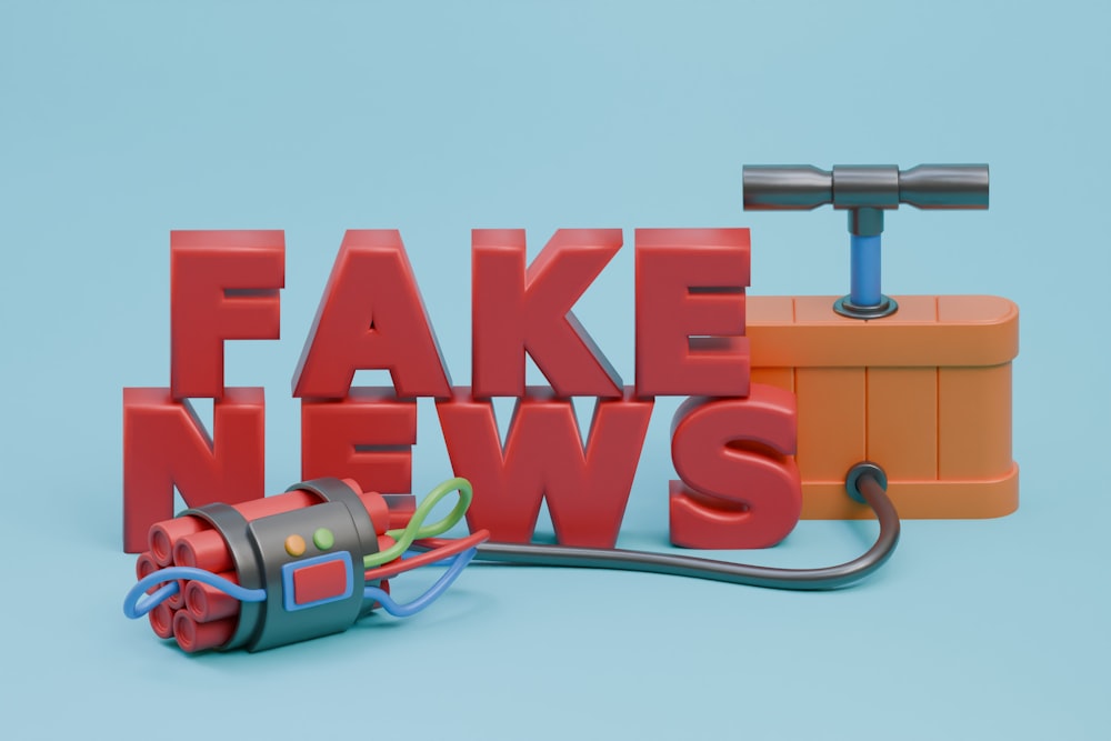 un panneau de fake news avec un marteau et un outil