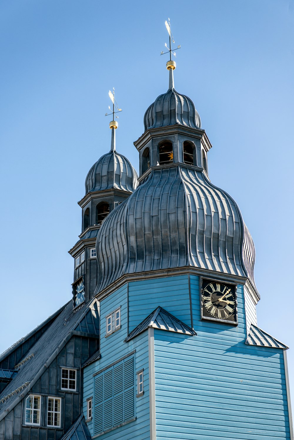 Un edificio azul con un reloj en la parte superior