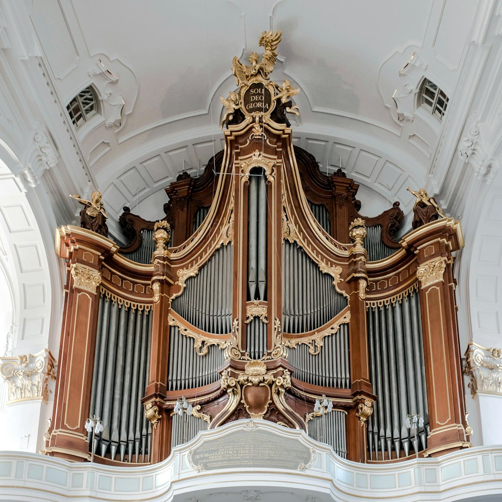un grande organo a canne in un grande edificio