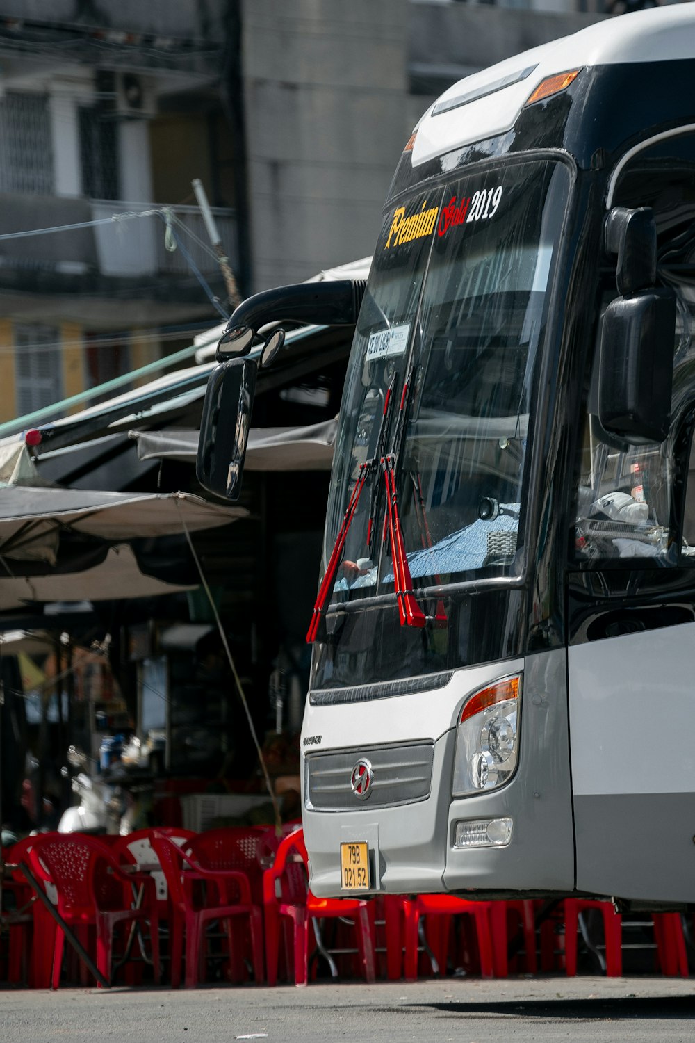 a bus parked in front of a building