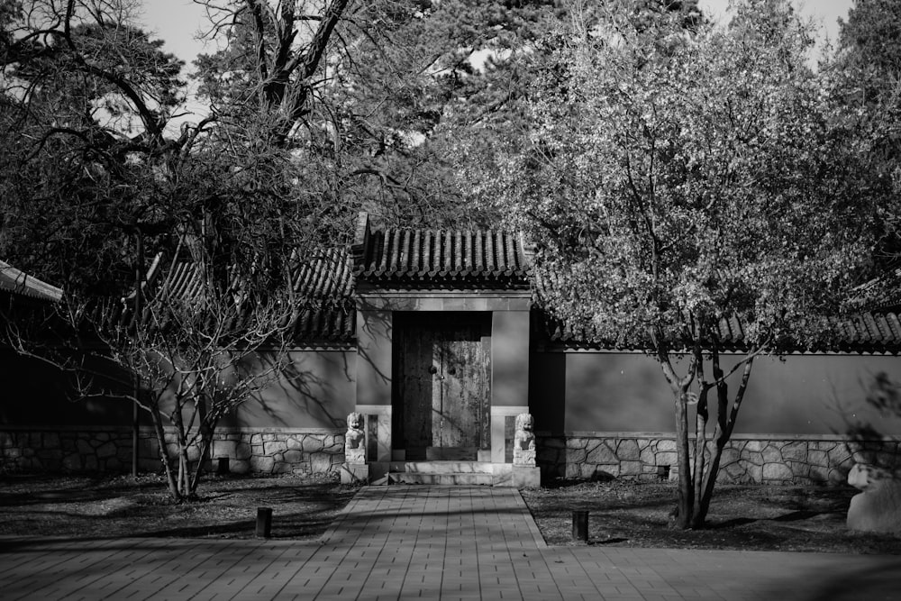 a black and white photo of a building