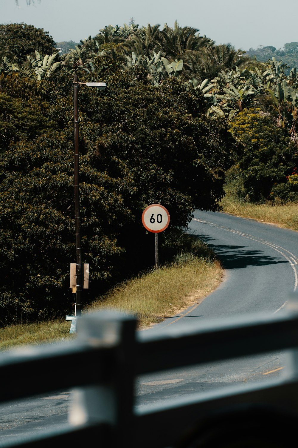 un panneau de limitation de vitesse sur le bord d’une route ;