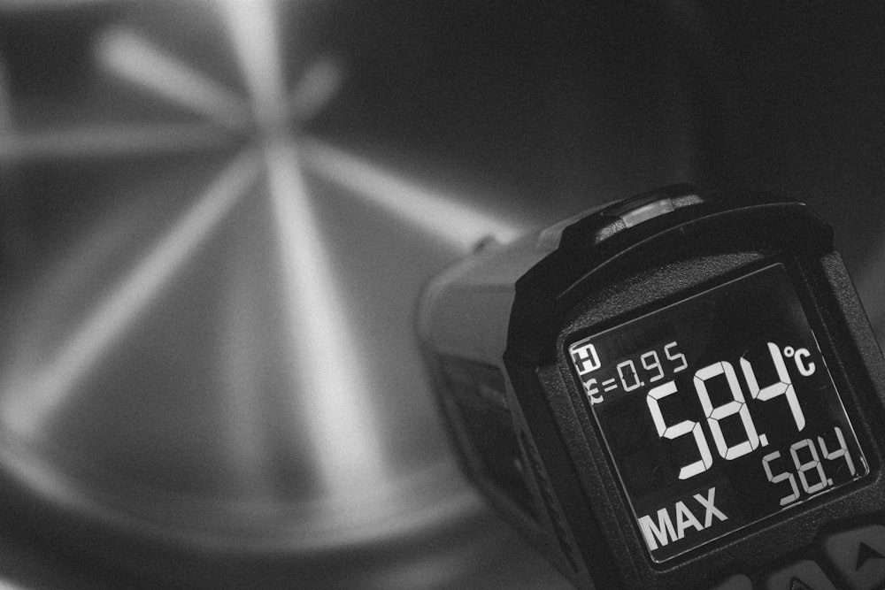 Una foto en blanco y negro de un reloj digital