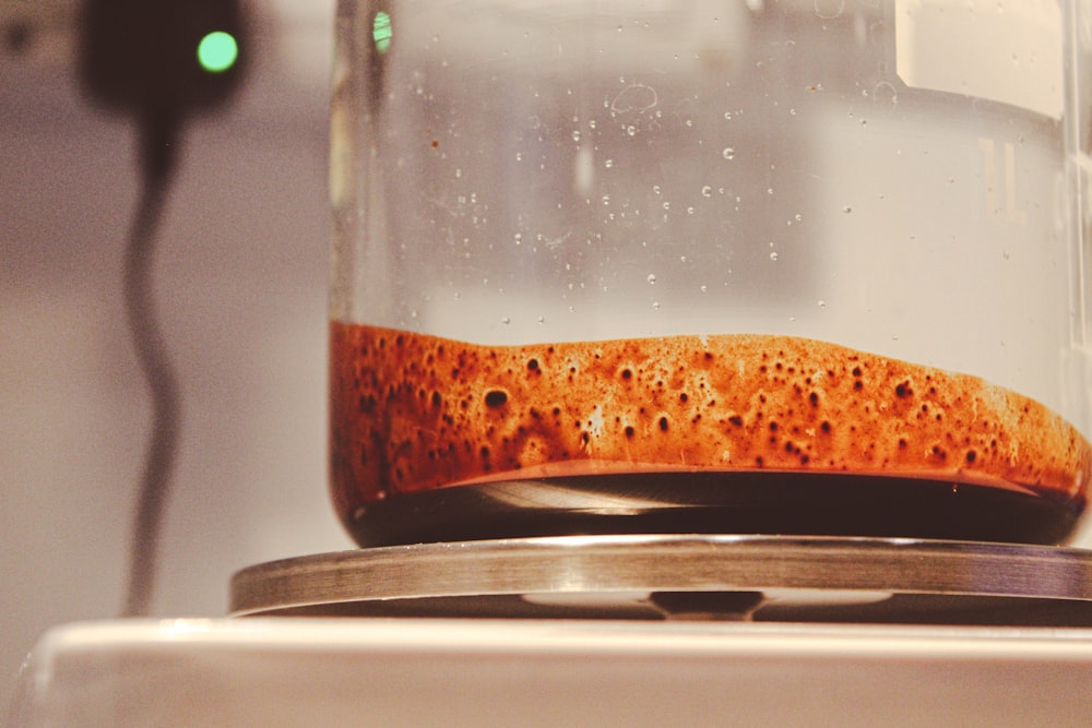 un frasco de vidrio lleno de líquido encima de una estufa