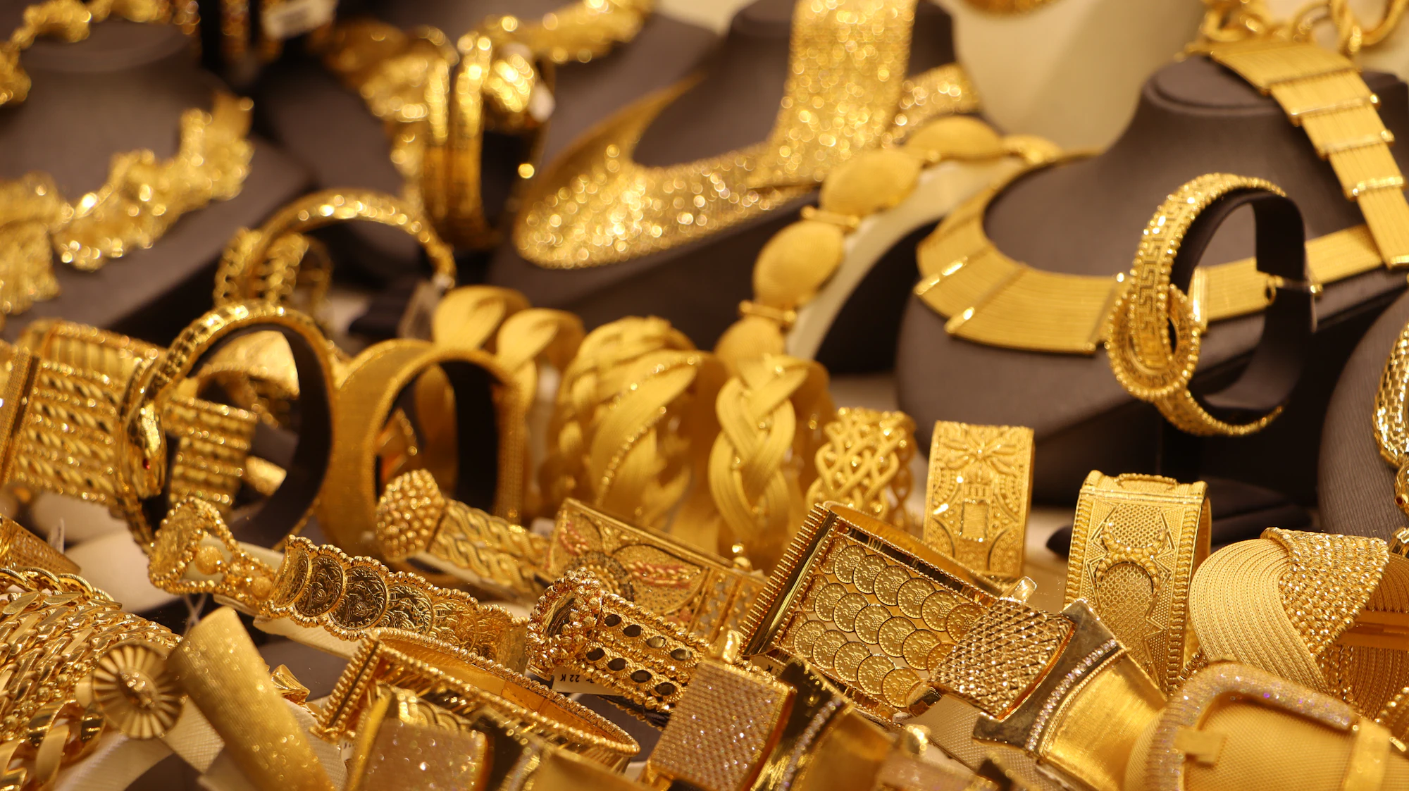 Bracciali e gioielli in oro esposti in vetrina