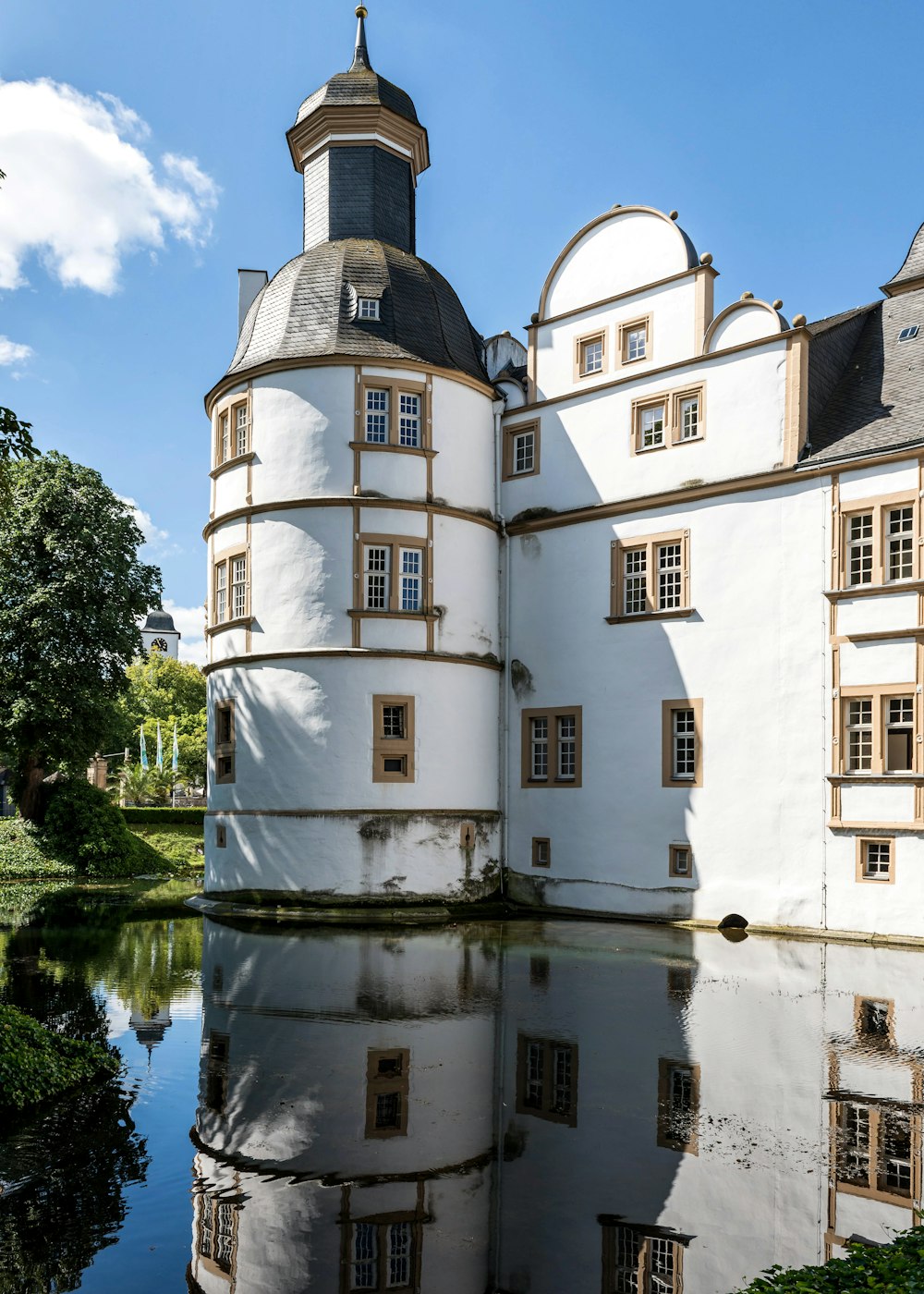 Un gran edificio blanco con una torre del reloj