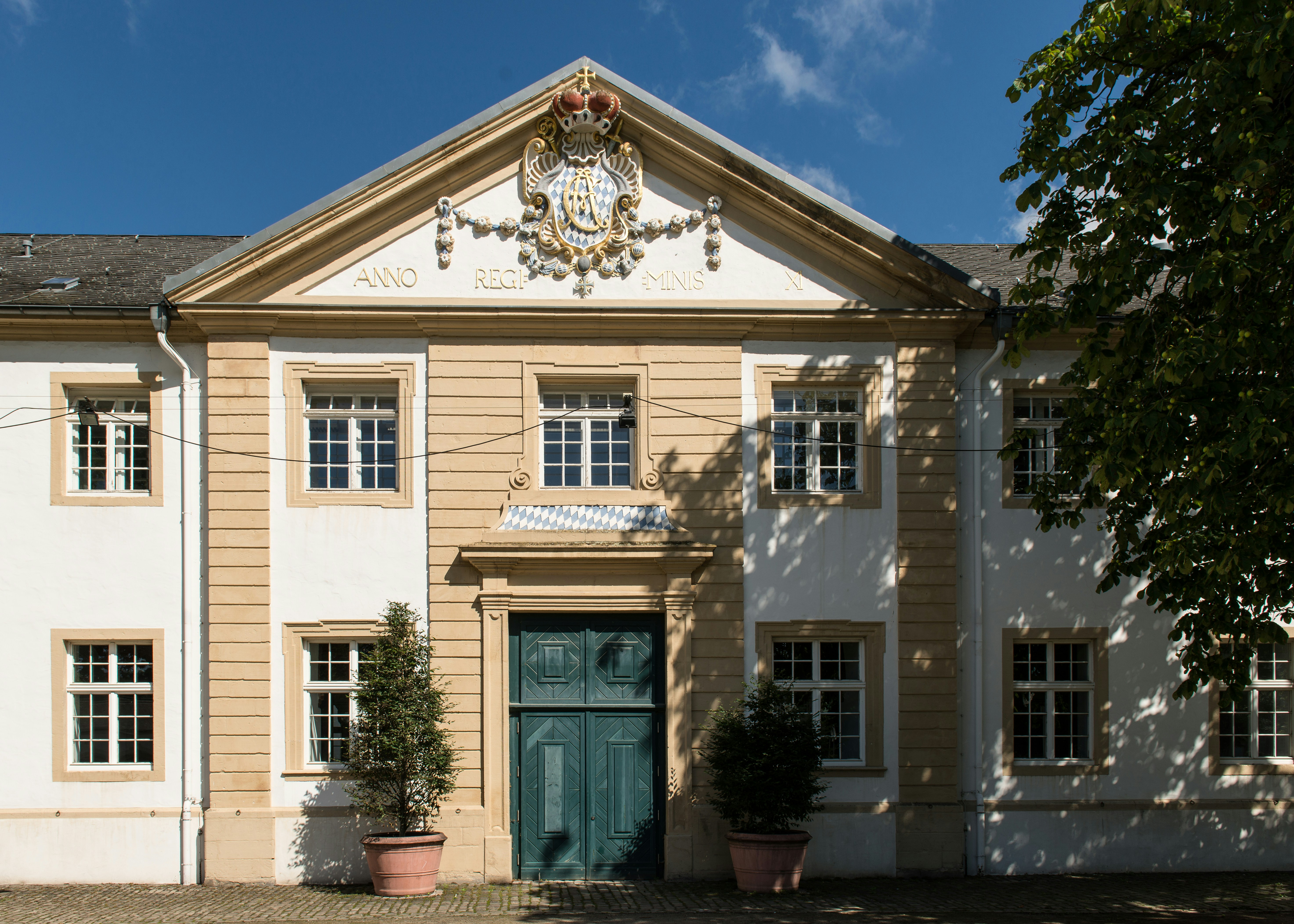 Schloß Neuhaus - im gleichnamigen Paderborner Stadtteil gelegen - ist ein beeindruckendes Beispiel der frühen Weserrenaissance.