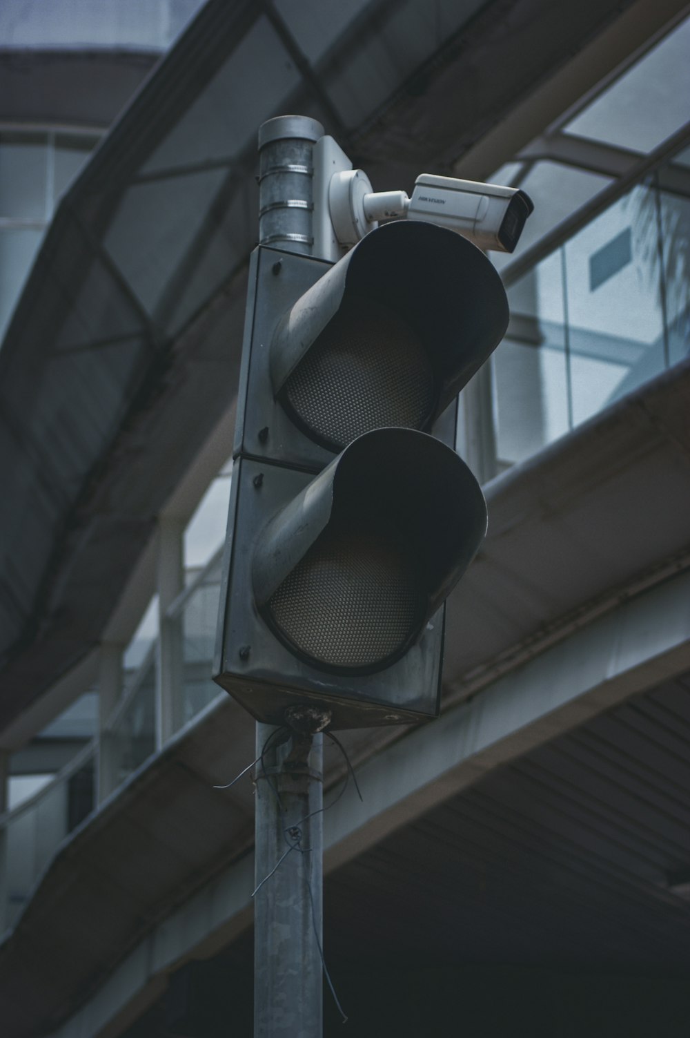 a traffic light on a pole in front of a building