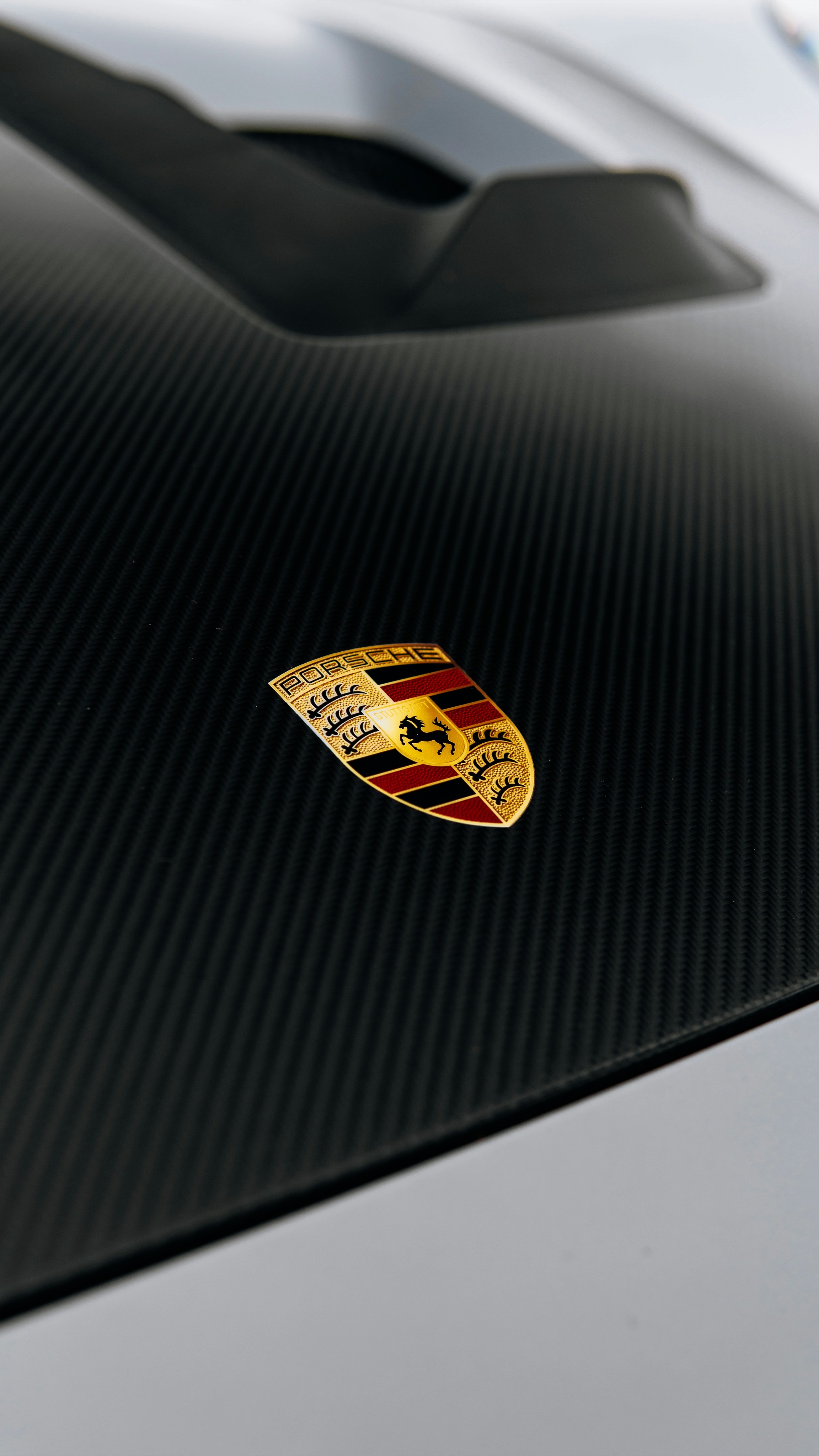 um close up do emblema em um carro esportivo