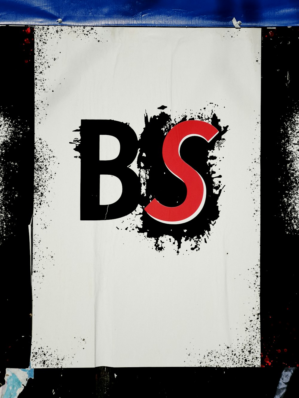 Uno striscione in bianco e nero con la lettera BSS