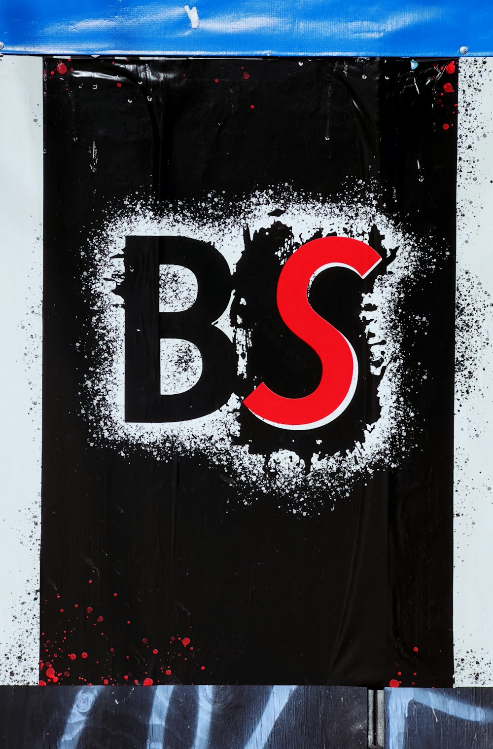 Uma placa de rua com a letra BSS pintada