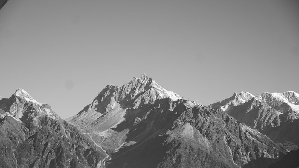 Una foto in bianco e nero di una catena montuosa