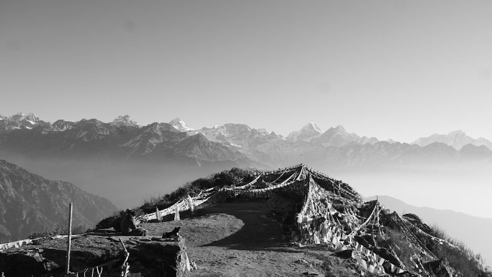 Una foto in bianco e nero della cima di una montagna