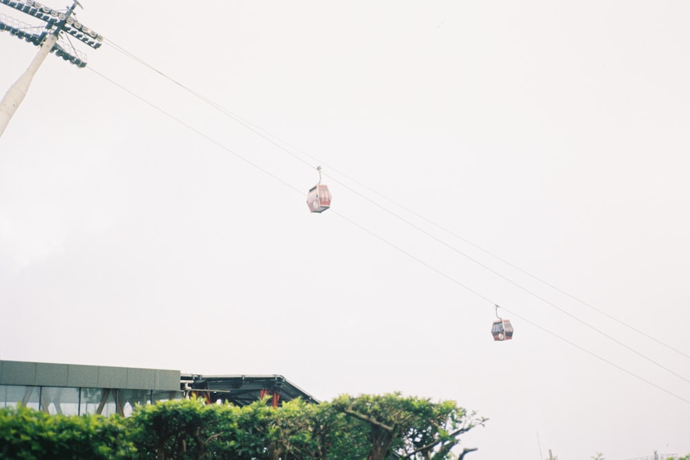 um par de pessoas andando de teleférico