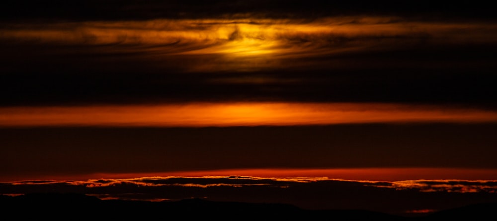 Le soleil se couche sur les nuages dans le ciel