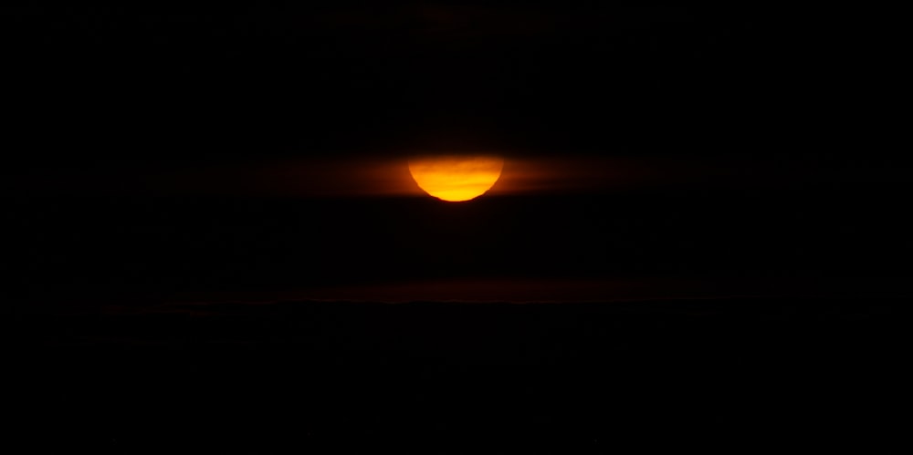 暗い空に太陽が燦々と輝いています