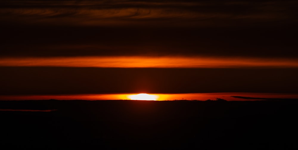 Die Sonne geht über dem Horizont des Horizonts unter