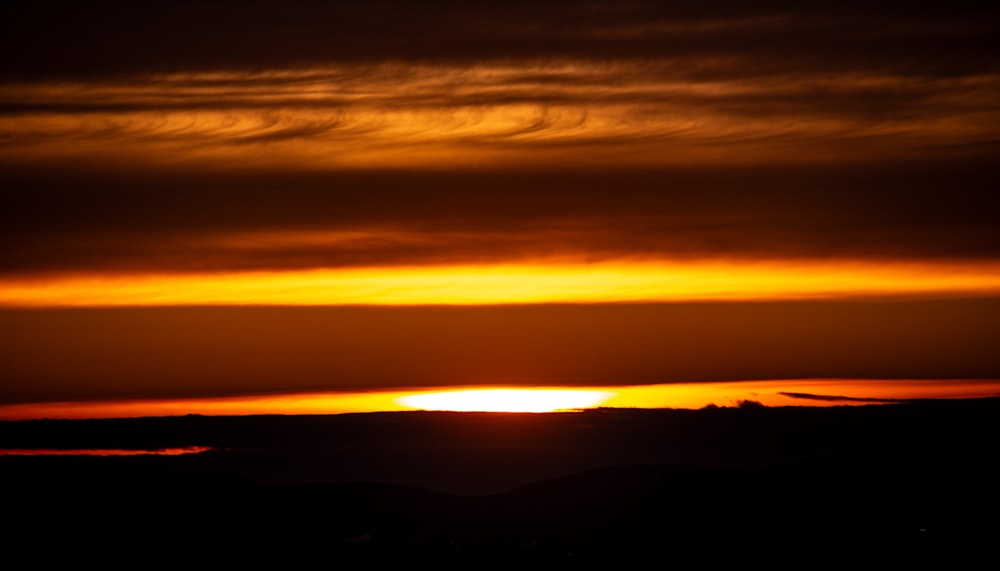 Die Sonne geht über dem Horizont des Horizonts unter