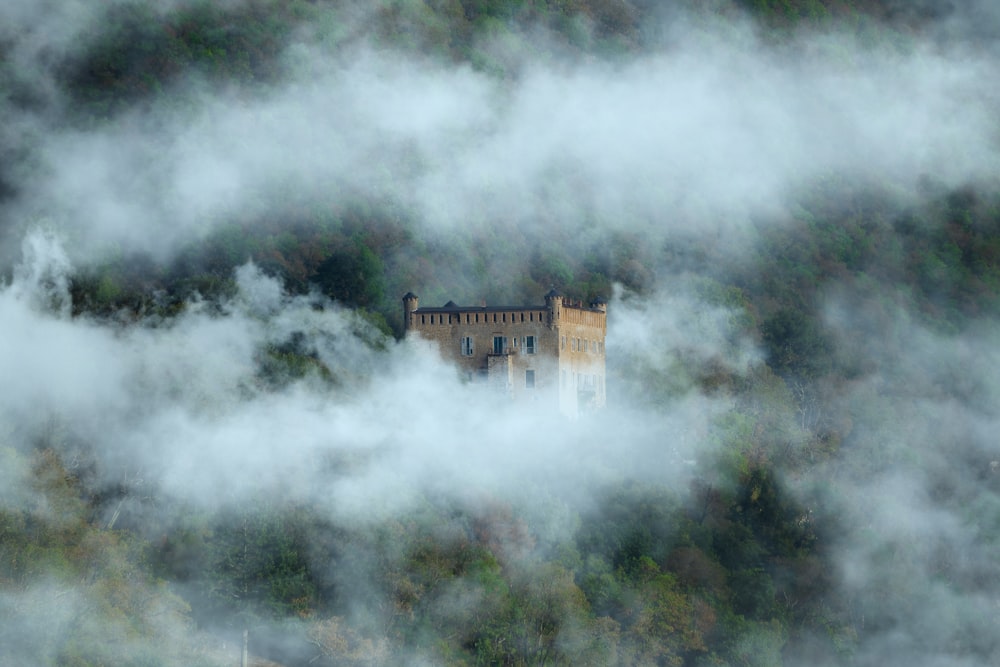 Un château au milieu des nuages