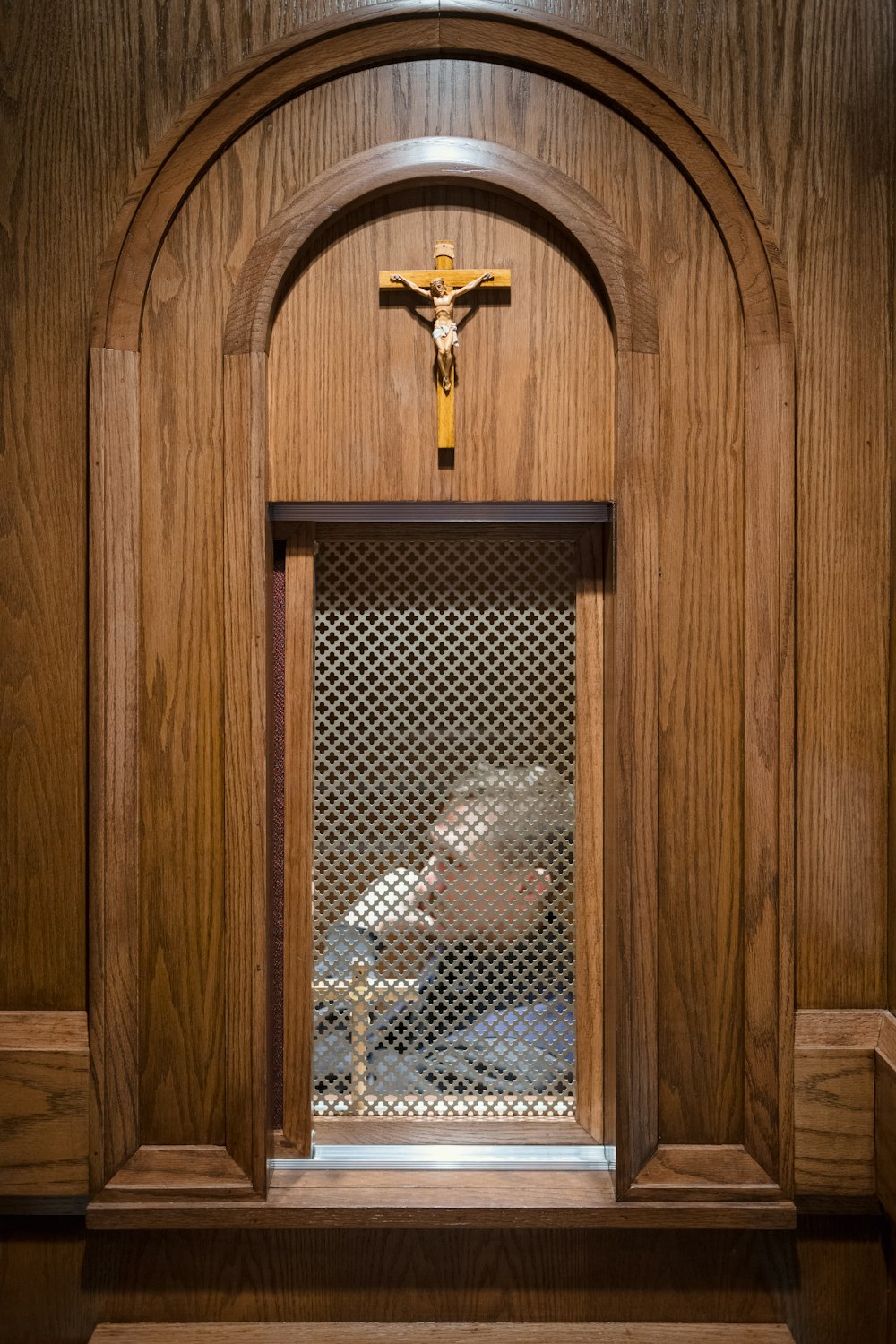 un mur en bois avec un crucifix dessus