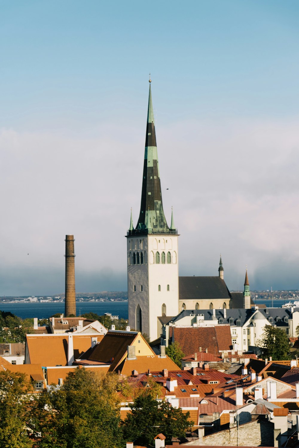 Una veduta di una città con un campanile sullo sfondo