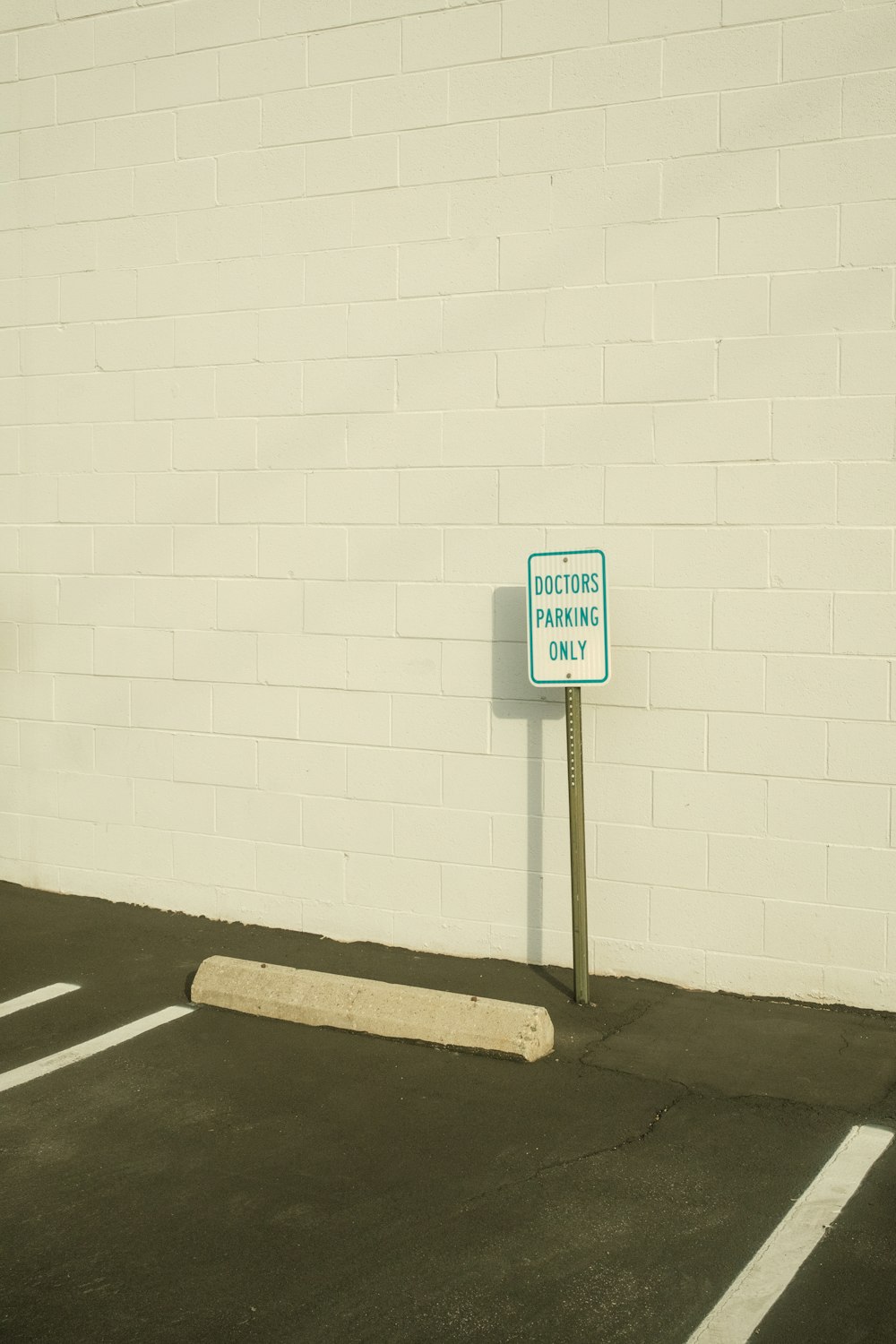 Un letrero en un poste en un estacionamiento