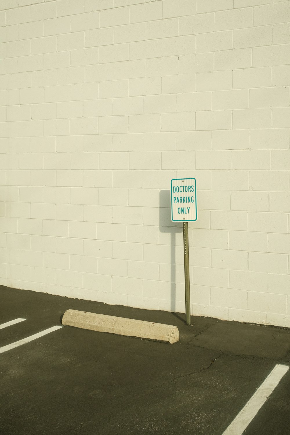 un panneau sur un poteau dans un parking