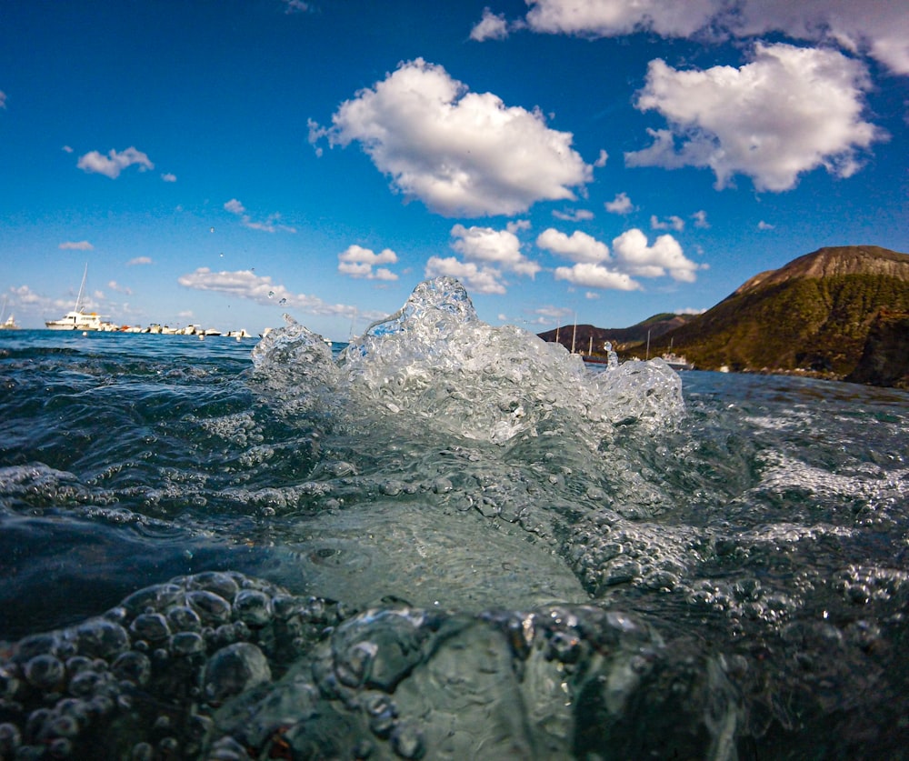 Una vista dell'oceano dall'acqua