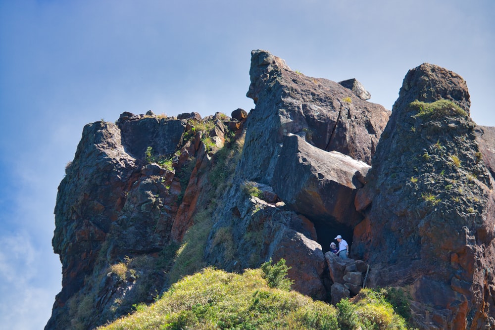 Un par de personas de pie en la cima de una montaña