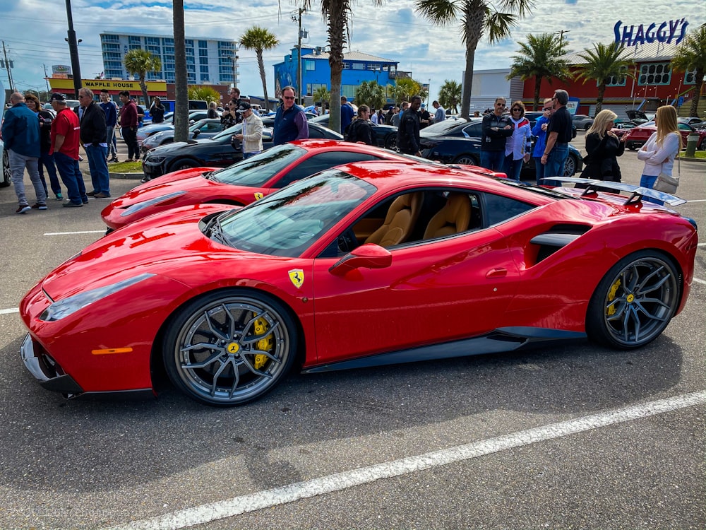 Un coche deportivo rojo aparcado en un aparcamiento