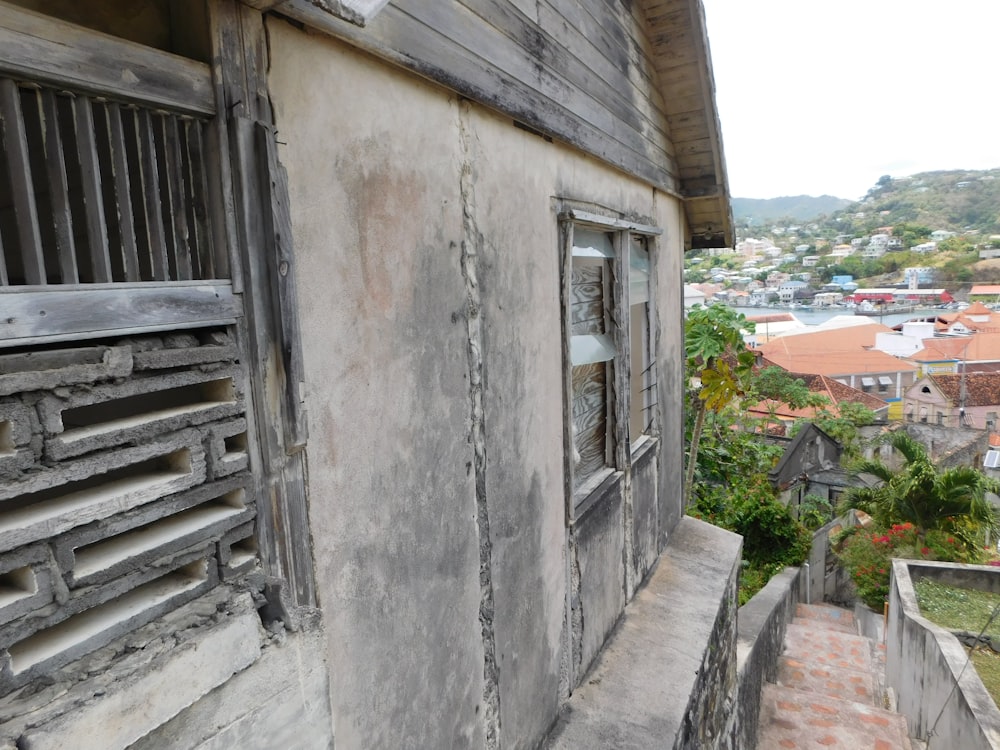 Un edificio en ruinas con una ventana a un lado