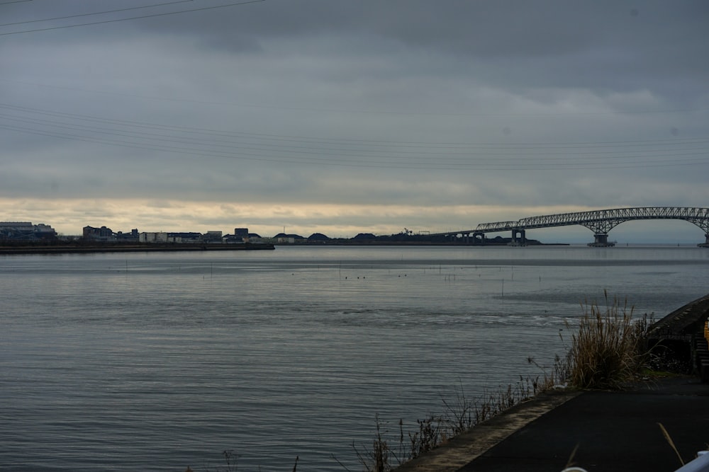 un grand pont au-dessus d’un grand plan d’eau